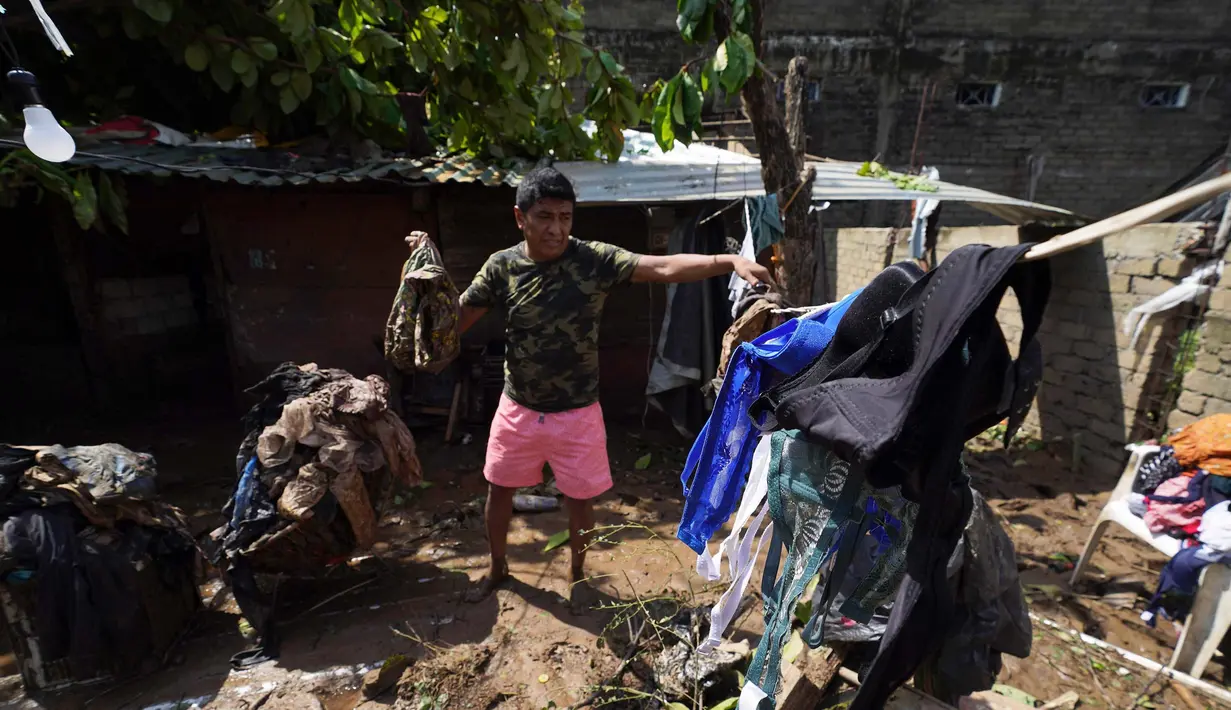Miguel Cantu menunjukkan rumahnya yang rusak setelah Badai Otis menerjang Acapulco, Meksiko, Kamis, 26 Oktober 2023. (AP Photo/Marco Ugarte)