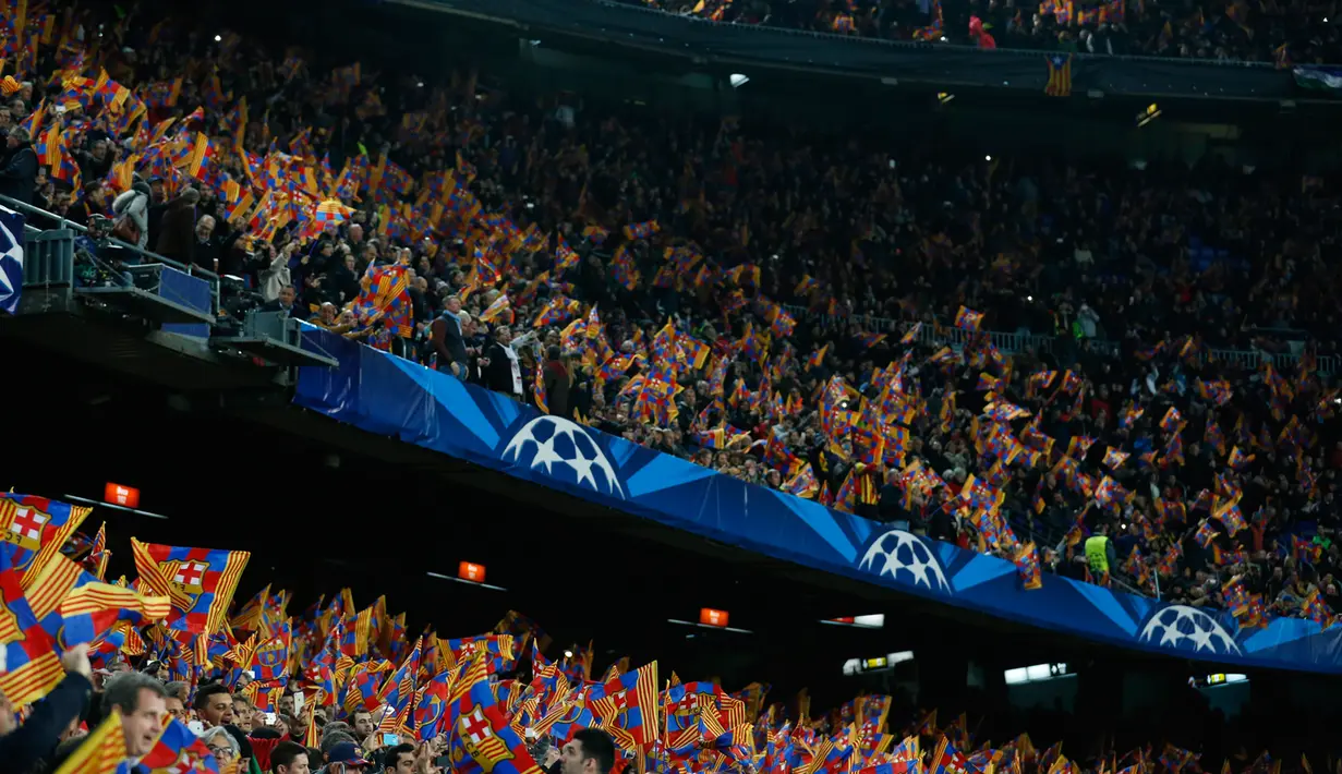 Suporter Barcelona memberikan dukungan kepada tim kesayangan mereka di leg kedua 16 besar Liga Champions di Stadion Camp Nou, Spanyol, Kamis (18/3/15). Barcelona menang 1-0 atas Manchester City. (Reuters/Carl Recine)