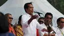 Presiden Jokowi saat memberikan kata sambutan di hadapan ratusan relawannya saat menghadiri Jambore Komunitas Juang Relawan Jokowi di Bumi Perkemahan Cibubur, Jakarta, Sabtu (16/5/2015). (Liputan6.com/Johan Tallo)