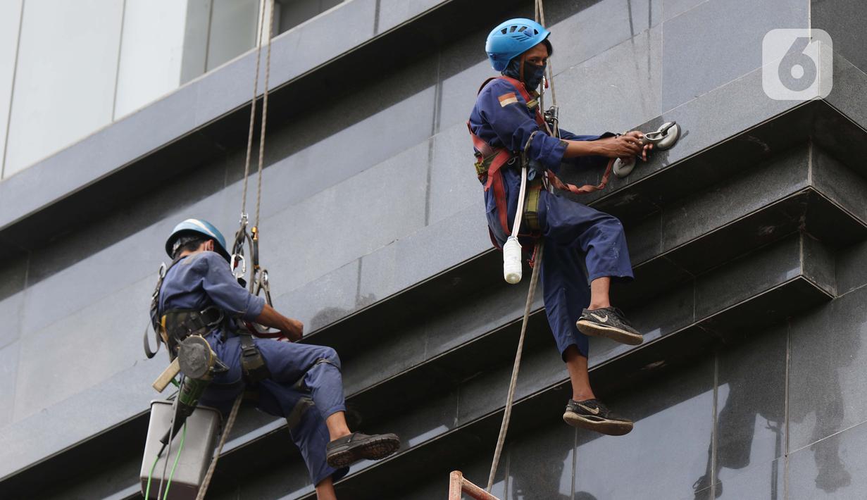 Aktivitas pekerja ketinggian di salah satu bagian gedung Pengadilan Negeri Jakarta Pusat, Rabu (18/11/2020). Berdasarkan data BP Jamsostek, angka klaim kecelakaan kerja semester I 2020 meningkat 128% dari periode yang sama 2019, dari 85.109 kasus menjadi 108.573. (Liputan6.com/Helmi Fithriansyah)