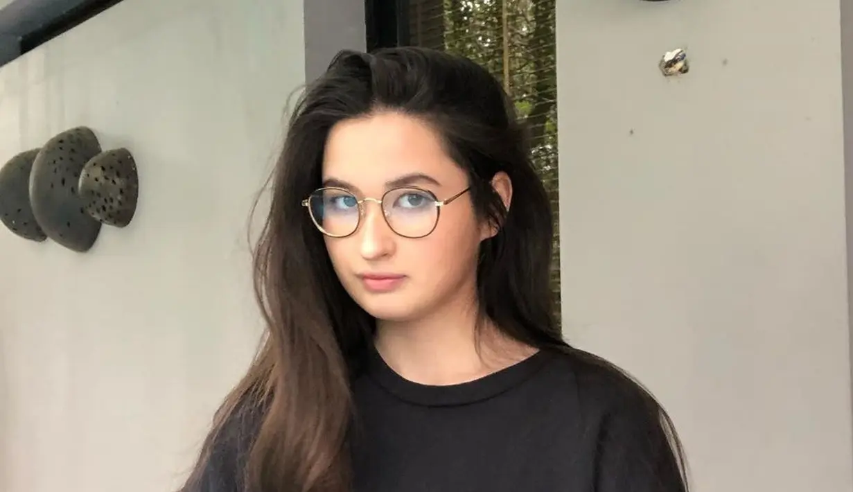 Gadis kelahiran  20 Mei 2000 ini kerap tampil natural di berbagai kesempatan. Ia kerap mengunggah potret kasualnya di media sosial. Gaya santai dan cerianya banyak dikagumi. (Liputan6.com/IG/@stephaniepoetri)