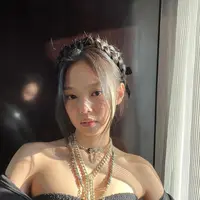 Gayanya disempurnakan dengan riasan wajah super tipis. Dia terlihat hanya mengenakan eyeliner wings minimalis dan lipstick nude glossy. (Instagram/jennierubyjane).