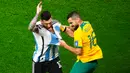 Pemain Australia Aziz Behich (kanan) meraih jersey pemain Argentina Lionel Messi pada pertandingan sepak bola babak 16 besar Piala Dunia 2022 di Stadion Ahmad Bin Ali, Doha, Qatar, 3 Desember 2022. Argentina berhasil melaju ke babak perempat final Piala Dunia 2022 usai menyingkirkan Australia dengan skor 2-1. (AP Photo/Manu Fernandez)