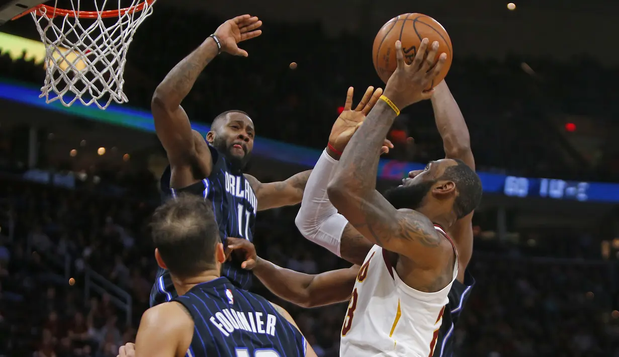 Bintang Cavaliers, LeBron James #23 melepaskan tembakan saat diadang para pemain Orlando Magic pada lanjutan NBA basketball game di Quicken Loans Arena, (18/1/2018). Cavaliers menang 104-103. (Justin K. Aller/Getty Images/AFP)