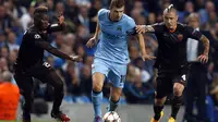 Dua pemain AS Roma mencoba menghadang penyerang Manchester City, Edin Dzeko (tengah), di laga Liga Champions 2014-2015 di Stadion Etihad, (1/10). (REUTERS/Andrew Yates) 