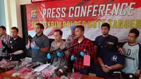Polres Kota Tangerang membongkar bisnis perakitan senjata api secara ilegal di kawasan Pasar Kemis, kabupaten Tangerang, Banten. (Liputan6.com/Pramita Tristiawati)