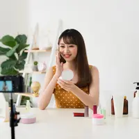 Ilustrasi perempuan menggunakan cushion. (c) makistock/Depositphotos.com