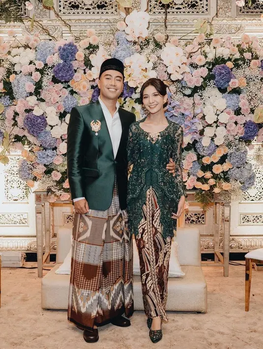 Sheila memakai kebaya warna emerald untuk Prosesi adat Ngeuyeuk Seureuh, begitu juga dengan Vidi yang memakai jas warna senada (Foto: Instagram @morden.co)