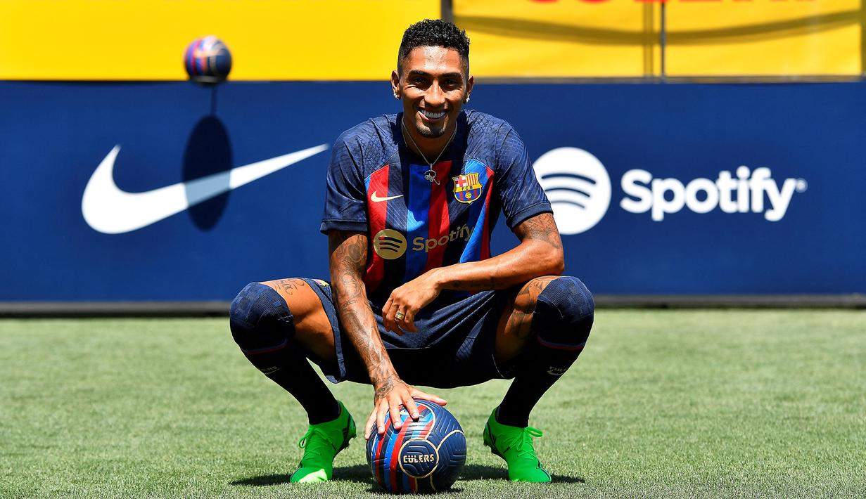 Raphinha. Sayap kanan Brasil berusia 25 tahun yang baru saja didatangkan Barcelona dari Leeds United menjelang musim 2022/2023 bergulir ini menjadi salah satu pembelian termahal Barcelona dari klub Liga Inggris. Ia ditebus Barcelona dengan nilai transfer 58 juta euro atau setara Rp877 miliar. Selama dua musim berseragam Leeds United, ia total tampil dalam 67 laga di semua ajang dengan torehan 17 gol dan 12 assist. (AFP/Pau Barrena)