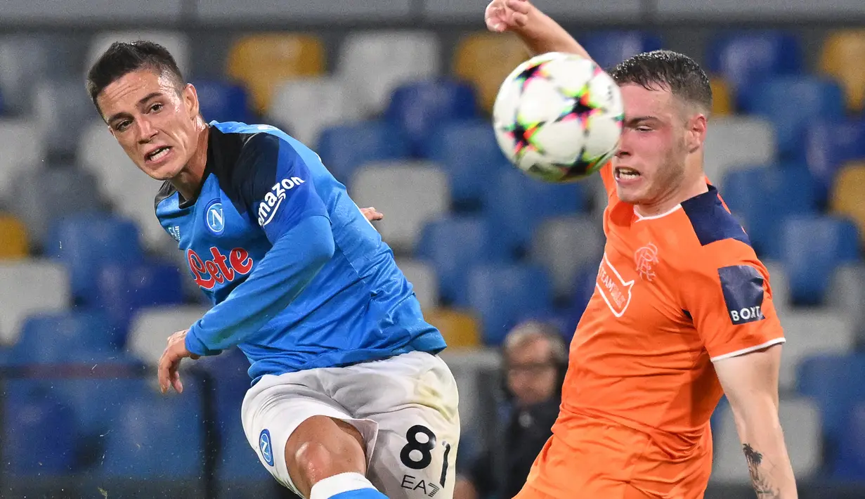 Giacomo Raspadori. Seperti Giovanni Simeone, striker Italia berusia 22 tahun ini juga baru bergabung dengan Napoli pada awal musim 2022/2023 dengan status pinjaman dari Sassuolo. Di fase grup Liga Champions 2022/2023 ia telah menyumbang 4 gol dan 2 assist dari 4 penampilan. Ia hanya absen di matchday pertama saat Napoli menang 4-1 atas tamunya Liverpool (12/10/2022). (AFP/Andreas Solaro)