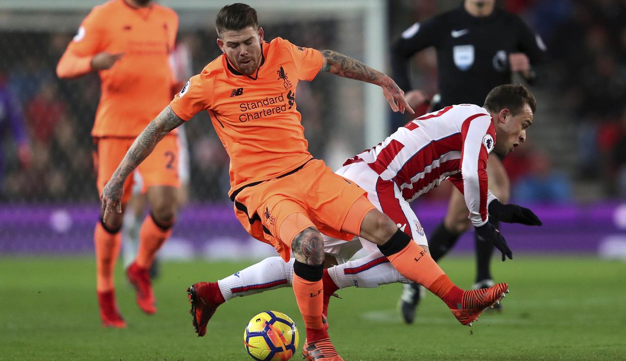 Bek Liverpool, Alberto Moreno, berebut bola dengan gelandang Stoke, Xherdan Shaqiri, pada laga Premier League di Stadion Bet365, Stoke-on-Trent, Rabu (29/11/2017). Stoke kalah 0-3 dari Liverpool. (AP/David Davies)