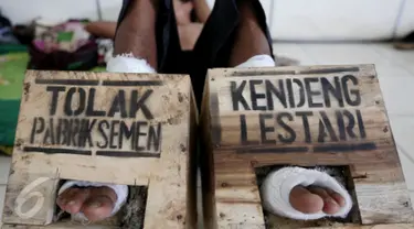 Petani dari kawasan Pegunungan Kendeng, Kabupaten Rembang, Jawa Tengah, melakukan aksi protes memasuki hari ke keenam mencor kaki dengan semen di kantor LBH Jakarta, Jakarta Pusat, Sabtu (18/3). (Liputan6.com/Johan Tallo)