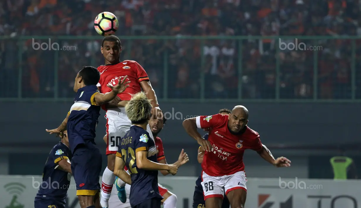 Aksi pemain Persija Jakarta, Bruno Lopes (2kiri) menyundul bola ke gawang Persela Lamongan pada lanjutan Liga 1 2017 di Stadion Patriot Bekasi, Minggu (27/8/2017).  Persija menang 2-0. (Bola.com/Nicklas Hanoatubun)