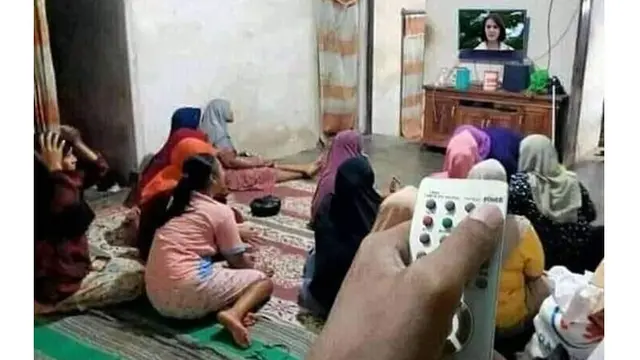 6 Potret Emak-Emak Nonton Bareng Sinetron Ini Heboh Banget