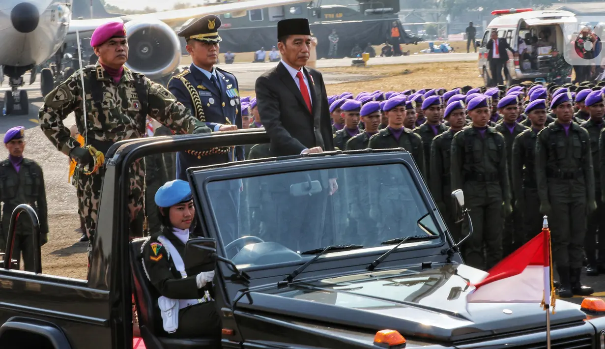 Presiden Joko Widodo menginspeksi pasukan pada perayaan HUT ke-74 TNI di Taxi Way Echo, Lanud Halim Perdanakusuma, Jakarta Timur, Sabtu (5/10/2019). HUT ke-74 TNI diikuti 6.806 personel. (Liputan6.com/JohanTallo)