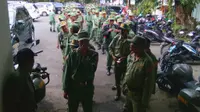 Ratusan personel Linmas Kota Malang antre menunggu pencairan insentif bulanan (Liputan6.com/Zainul Arifin)