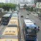 Bus Transjakarta antre saat melintasi Shelter Harmoni, Jakarta, Kamis (5/11/2020). PT Transportasi Jakarta (Transjakarta) menargetkan di tahun 2030 seluruh armada merupakan bus listrik. Diharapkan total bus listrik mencapai 12.120 unit diakhir tahun 2030. (Liputan6.com/Immanuel Antonius)