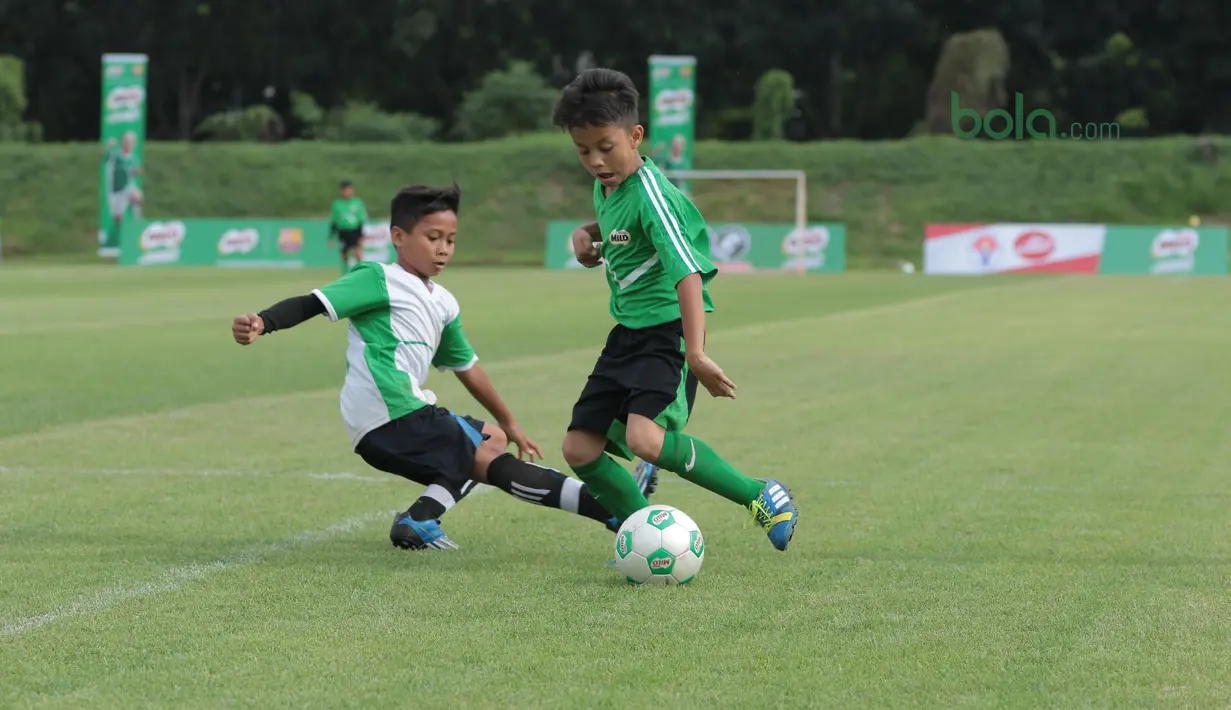Duel dua pesepak bola cilik pada ajang MILO Football Championship 2018 di Lapangan Panahan GBK, Jakarta, (24/3/2018). Sekitar 128 Sekolah Dasar di Jakarta ikut ambil bagian pada ajang tersebut. (Bola.com/Nick Hanoatubun)