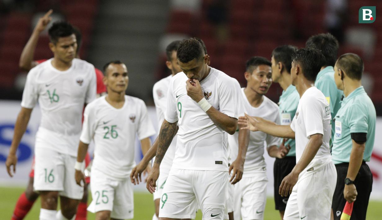 Striker Timnas Indonesia, Beto Goncalves, tampak kecewa usai dikalahkan Singapura pada laga Piala AFF di Stadion Nasional, Singapura, Jumat (9/11). Singapura menang 1-0 atas Indonesia. (Bola.com/M. Iqbal Ichsan)