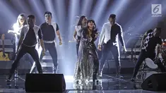 Penyanyi senior, Ita Purnamasari mempersembahkan konser spesial perjalanan kariernya selama 3 dekade di Balai Sarbini, Jakarta, Jumat (8/12). Sebanyak 18 lagu dibawakan dalam konser '3 Dekade Ita Purnamasari' tersebut. (Liputan6.com/Herman Zakharia)
