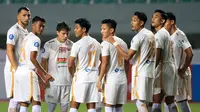 Sejumlah pemain Persija Jakarta melakukan briefing sebelum laga melawan Persikabo 1973 pada lanjutan BRI Liga 1 2023/2024 di Stadion Pakansari, Cibinong, Bogor, Minggu (9/7/2023). (Bola.com/M Iqbal Ichsan)