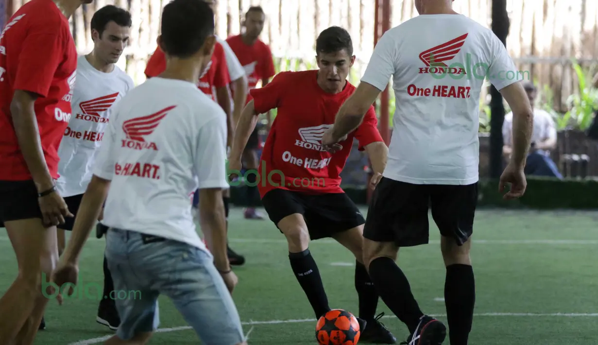Marc Marquez (2kanan) mencoba melewati hadangan Dani Pedrosa (2kiri) dan tim Putih saat bermain futsal di Lapangan Futsal Kuningan Village, Jakarta, Sabtu (13/2/2016). (Bola.com/Nicklas Hanoatubun)