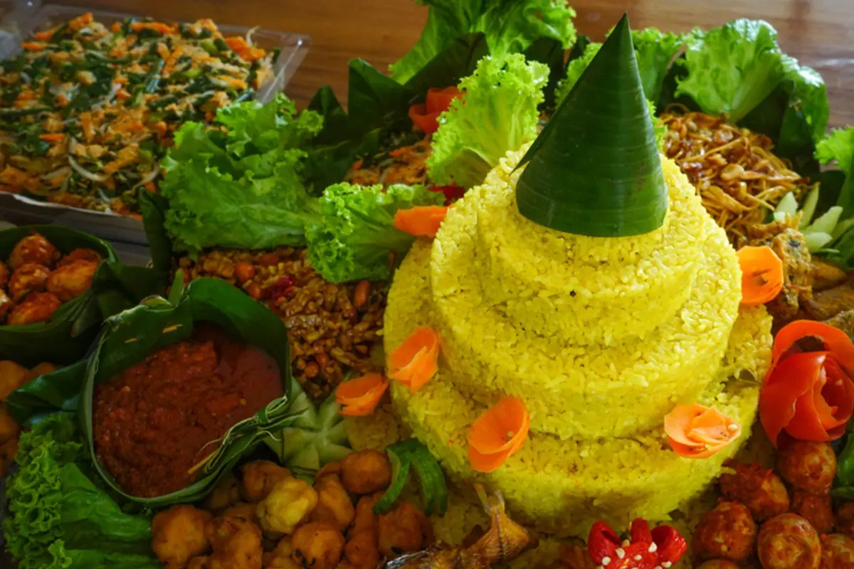 tumpeng nasi kuning