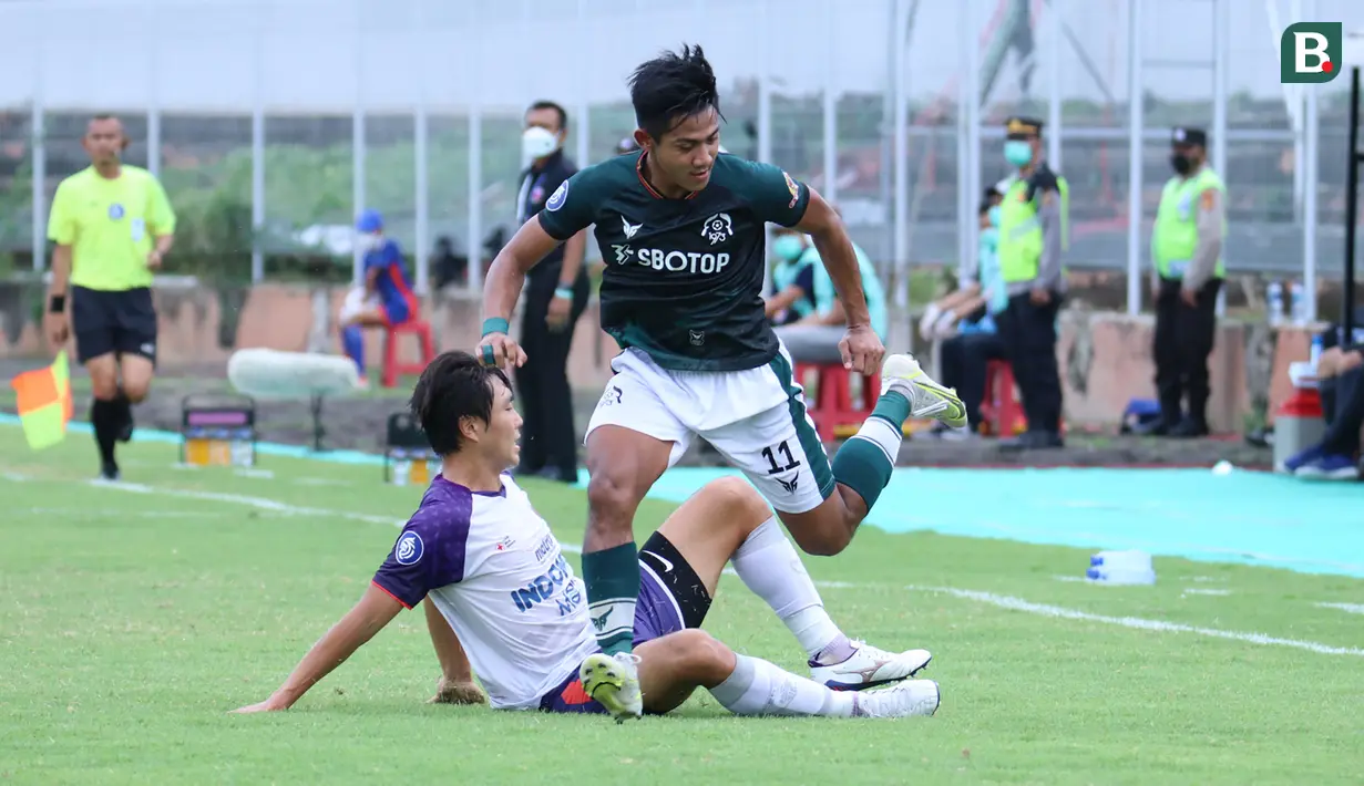 Persita baru dapat menyamakan skor 1-1 pada menit ke-71. Gol dicetak legiun asingnya asal Korea Selatan, Shin Young-bae dalam sebuah kemelut di depan gawang Persikabo 1973 hasil umpan Harrison Cardoso. (Bola.com/Nandang Permana)