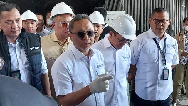 Menteri Perdagangan Zulkifli Hasan kembali menyita terhadap produk besi baja siku di Cikarang Utara, Kamis (26/9/2024). (Foto: Liputan6.com/Arief RH)