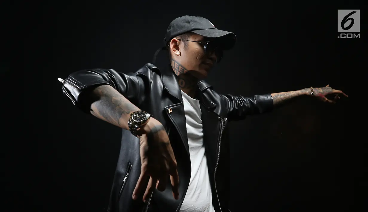 Penyanyi Rap Young Lex bergaya saat sesi foto di kantor Liputan6.com, SCTV Tower, Jakarta, Kamis (3/8). Pada film ini Young Lex dituntut menahan emosi, demi mendalami karakternya. (Liputan6.com/Fatkhur Rozaq)