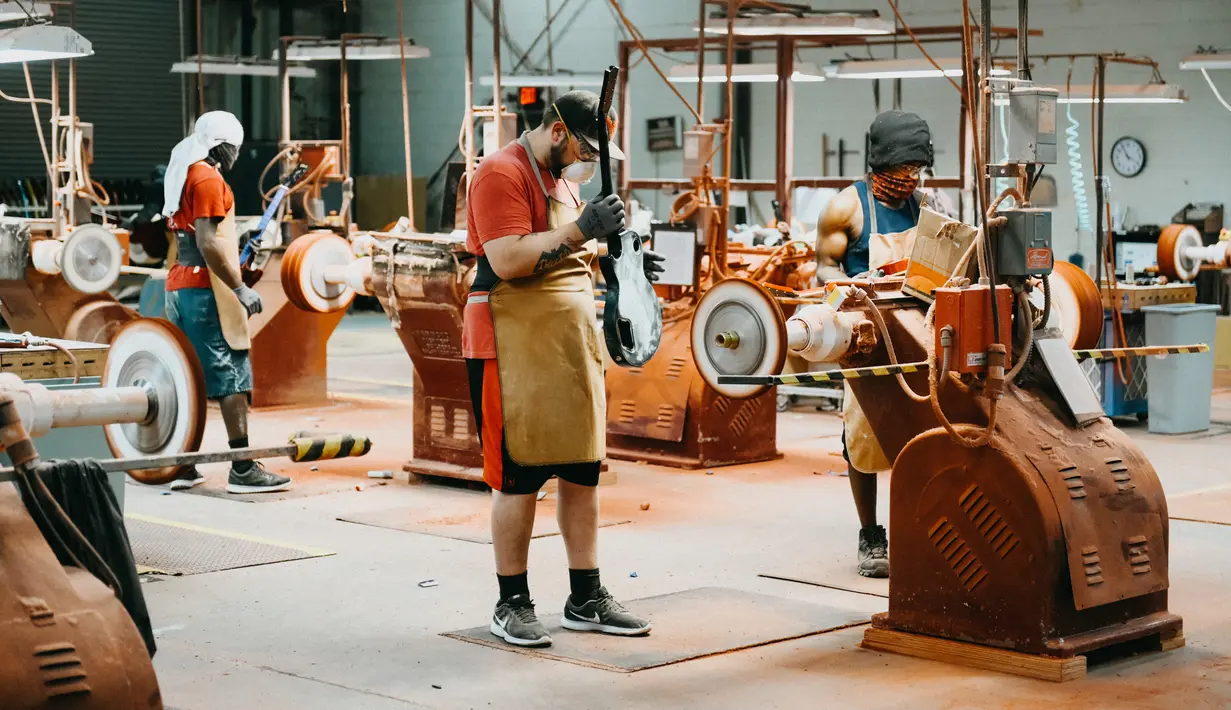 Pekerja menyelesaikan pembuatan gitar Gibson di Gibson USA Factory, Nashville, Tennessee, Amerika Serikat, Rabu (17/7/2019). Gibson kembali bangkit dari kebangkrutan setelah disuntik dana segar. (Jason Kempin/Getty Images/AFP)