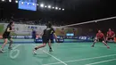 Pertarungan sengit antara ganda campuran Tontowi/Liliyana melawan Hayakawa/Misaki Matsutomo asal Jepang di turnamen Indonesia Open Superseries Premier 2015, Jakarta, Selasa (4/6/2015). Tontowi/Liliyana menang  21-12, 21-16. (Liputan6.com/Herman Zakharia)