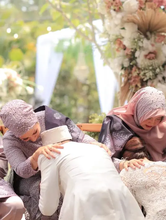 Yusuf dan Tasya sungkem dengan orangtua setelah resmi menjadi suami istri. Momen haru keduanya bersimpuh memohon doa dan restu untuk membina rumah tangga. [Instagram/fenny.bauty]