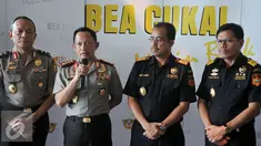 Kapolri Jenderal Pol Tito Karnavian memberikan keterangan usai rapat koordinasi di Jakarta, (2/8).  Polri dan Bea Cukai akan bekerjasama dalam peningkatan pengawasan terhadap keluar masuknya barang dan penyelundupan narkoba. (Liputan6.com/Johan Tallo)