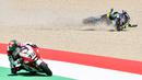 Pebalap Moto2 dari Italtrans Lorenzo Dalla Porta jatuh saat balapan Moto2 di Sirkuit Mugello di Scarperia e San Piero pada 30 Mei 2021. (Foto: AFP/Tiziana Fabi)