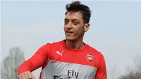 Ozil Puji Setinggi Langit Bek Tangguh Arsenal