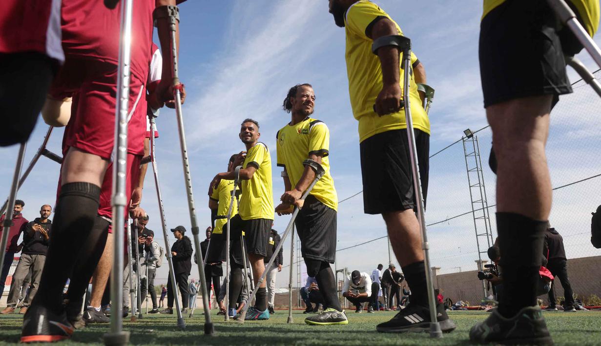 Diselenggarakan bersama oleh Asosiasi Deniz Feneri dan Asosiasi Sepak Bola Penyandang Disabilitas Palestina di Deir al-Balah, Jalur Gaza Tengah, turnamen ini bertujuan untuk mendorong partisipasi atletik dan solidaritas di antara para penyandang disabilitas di wilayah tersebut. Tampak dalam foto, para penyandang disabilitas amputasi Palestina bersiap untuk berpartisipasi dalam pertandingan sepak bola sebagai bagian dari ‘Hope Tournament’ atau Turnamen Harapan yang diselenggarakan oleh Asosiasi Deniz Feneri dan Asosiasi Sepak Bola Penyandang Disabilitas Palestina di Deir al-Balah, Jalur Gaza Tengah, pada 17 November 2025. (Bashar Taleb/AFP)