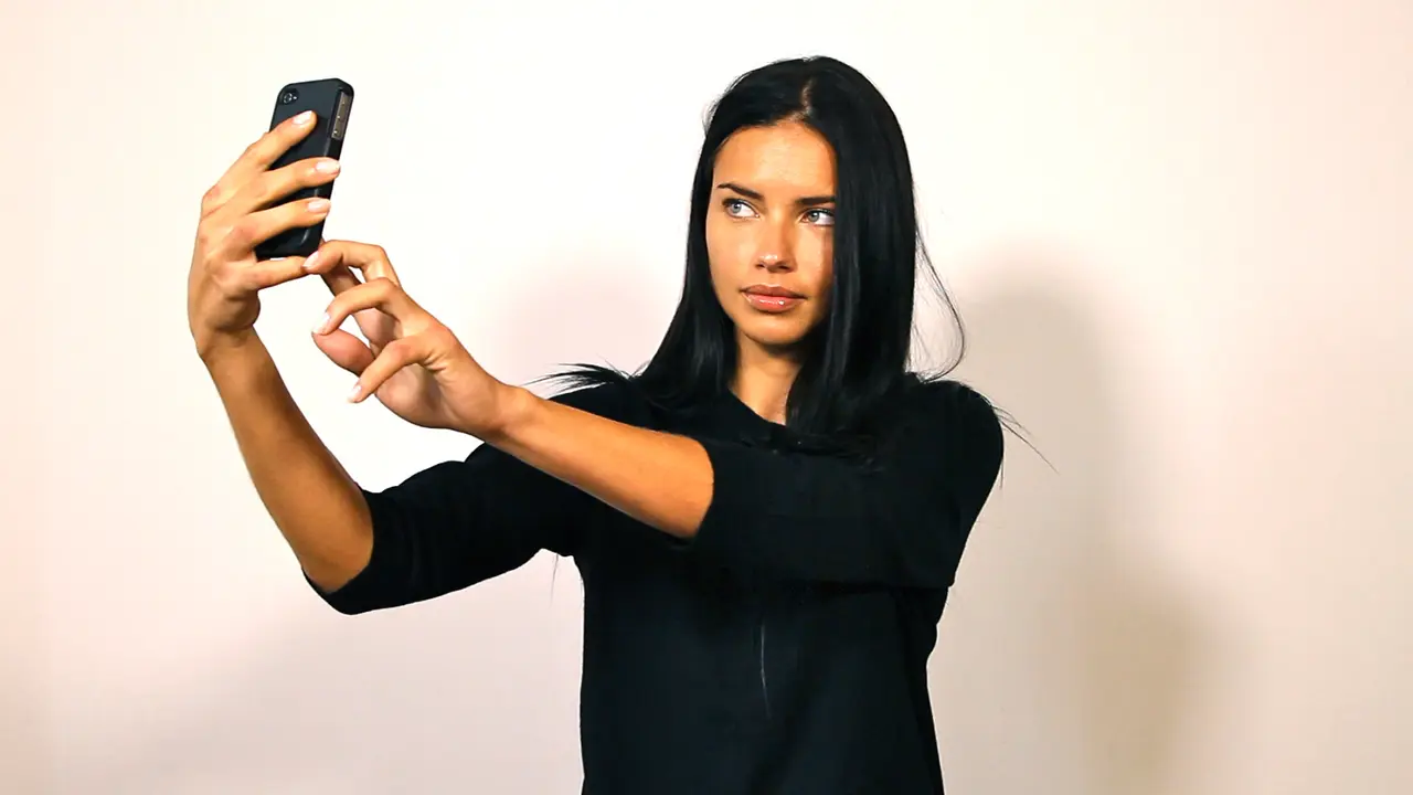 7 Trik 'Selfie' Agar Foto di Instagram-mu Banyak yang 'Nge-Love'