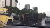 truk terguling di ruas Tol Dalam Kota di KM 7,800 Kuningan arah Semanggi