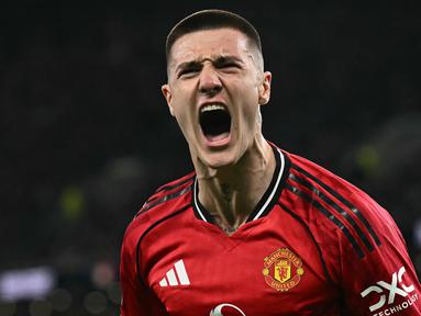 Benjamin Sesko menjadi pahlawan Manchester United setelah berhasil membawa timnya menang atas Everton 1-0 pada laga pekan ke-27 Premier League, Selasa (24/02/2026) dini hari WIB. (AFP/Paul ELLIS)