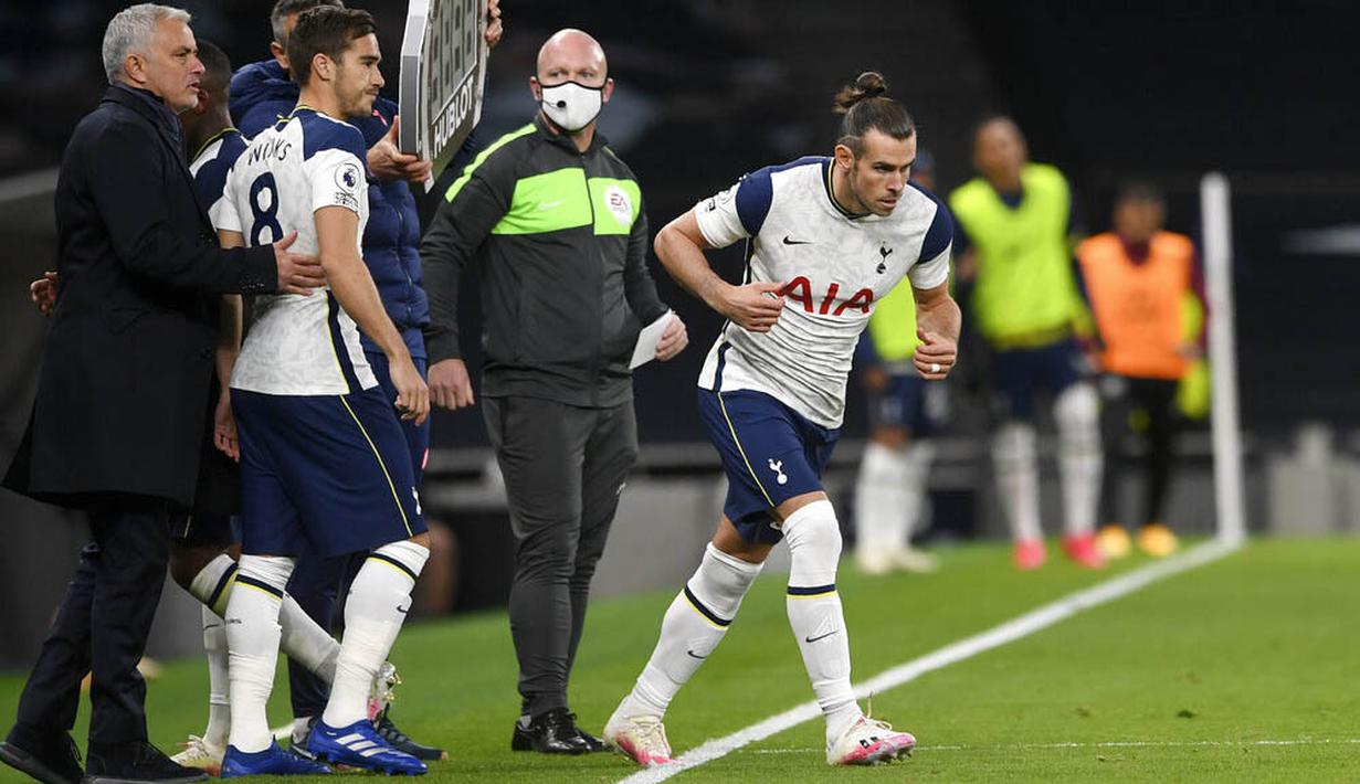 Pemain Tottenham Hotspur, Gareth Bale, memasuki lapangan saat melawan West Ham United pada laga Liga Inggris Senin (19/10/2020). Kedua tim bermain imbang 3-3. (Neill Hall/Pool via AP)