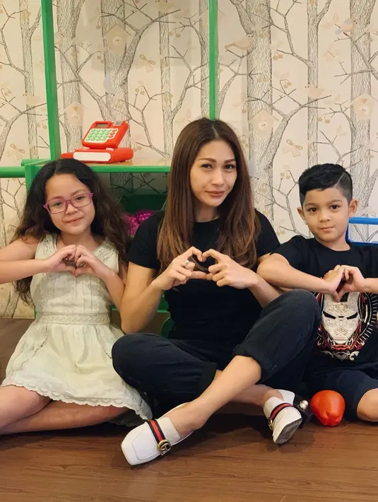 Kemunculan Amira dalam postingan Instagram Tata Janeeta selalu berhasil menarik perhatian publik. (Foto: instagram.com/tatajaneetaofficial)