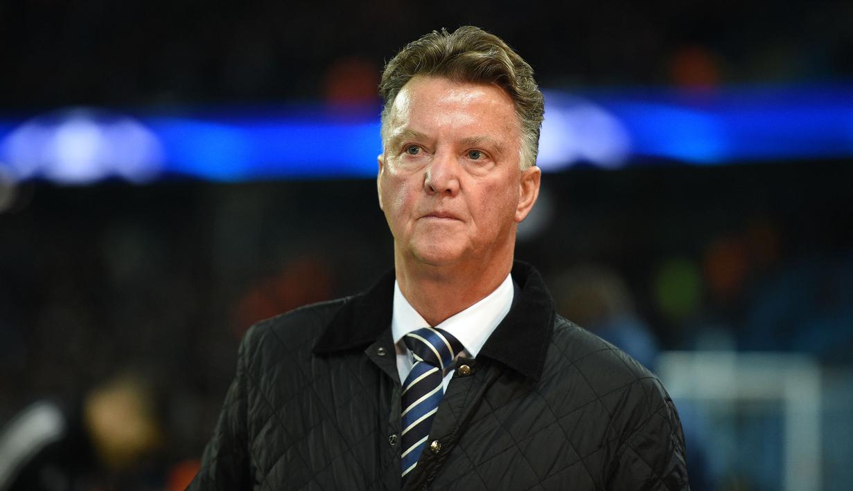 Louis van Gaal direkrut oleh Barcelona pada 1997 usai prestasinya bersama Ajax Amsterdam. Kedatangannya pun berdampak positif dengan berhasil merengkuh dua gelar La Liga, sekali Copa Del Ray, dan sekali UEFA Super Cup. Namun, gara-gara tak mampu menyabet trofi Liga Champions, Van Gaal kemudian dipecat. Selain itu, hubungannya dengan sejumlah pemain misalnya Rivaldo juga menjadi alasan tambahan. (AFP/Oli Scarff)