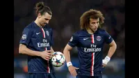 Penyerang PSG, Zlatan Ibrahimovic (kiri) bersama David Luiz (kanan) saat ingin melakukan tendangan bebas saat putaran 16 besar Liga Champions , Paris (17/2/2015). PSG bermain imbang dengan Chelsea (1-1). (REUTERS/Christian Hartmann)