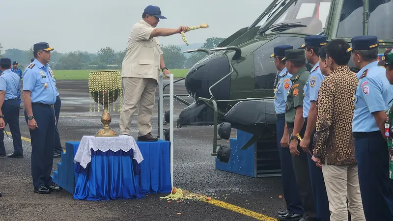 Menteri Pertahanan RI Prabowo Subianto menyerahkan delapan unit helikopter angkut berat H225M kepada TNI Angkatan Udara (AU).