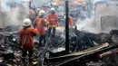 Petugas pemadam kebakaran melakukan proses pendinginan. (Liputan6.com/Andrian M Tunay)