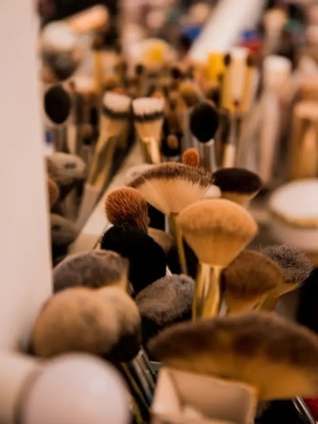 Ilustrasi kuas makeup