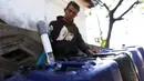 Pedagang mengisi jeriken dengan air bersih untuk segera didistribusikan kepada pelanggan di Kawasan Muara Angke, Jakarta, Kamis (28/5/2026). (Kapanlagi.com/Budy Santoso)