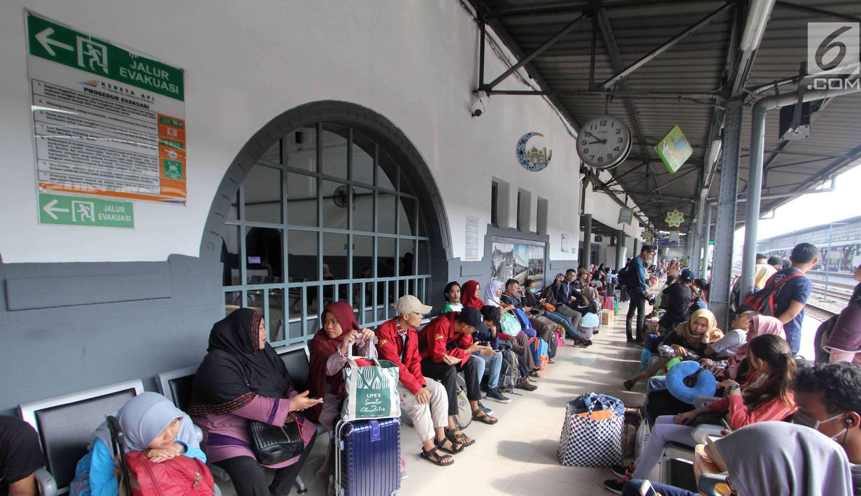 Peserta mudik gratis bareng PDIP menunggu kedatangan kereta api saat di Stasiun Pasar Senen, Jakarta, Selasa (12/6). PDIP memberangkatkan 725 pemudik dengan kereta api pada hari ini. (Liputan6.com/Angga Yuniar)