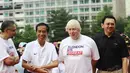Presiden Joko Widodo (kedua dari kiri) bersama Walikota London, Boris Johnson (ketiga dari kiri) dan Gubernur DKI Jakarta, Basuki Tjahaja Purnama (berkaos hitam) berbincang di kawasan Bundaran HI Jakarta, Minggu (30/11/2014). (Liputan6.com/Faizal Fanani)
